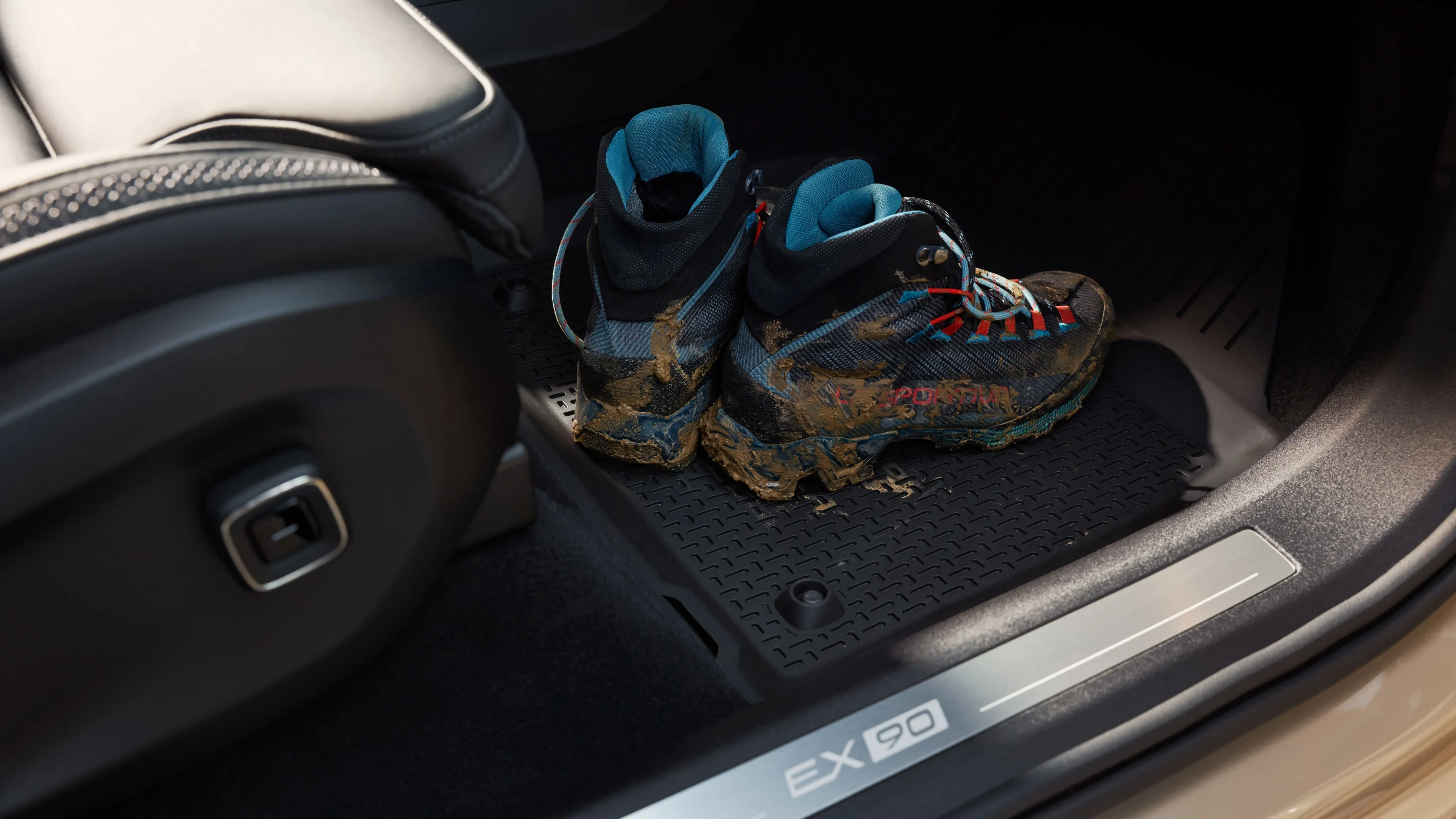 Vieze schoenen op een Volvo allweather vloermat