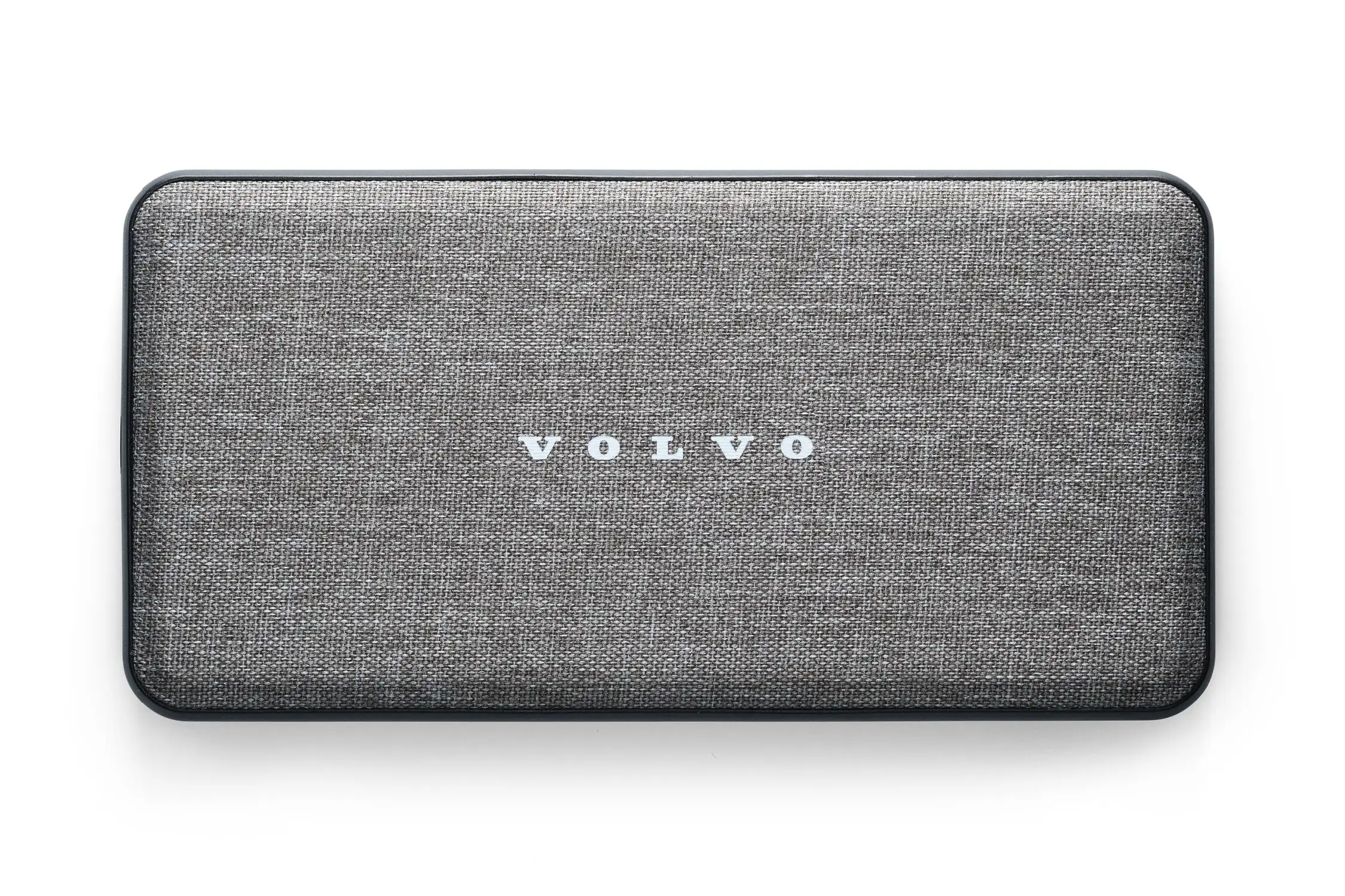 “Detail van Volvo rPET powerbank met draadloos oplaadicoon en aansluitingen voor USB en USB‑C.”