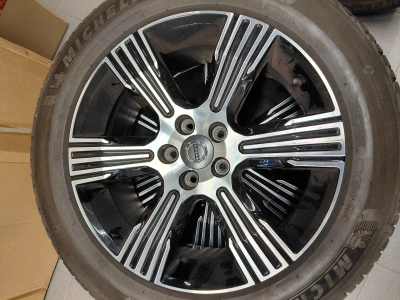 Originele Volvo XC40 18 inch 6-spaaks Black Diamond Cut velg met Michelin winterband