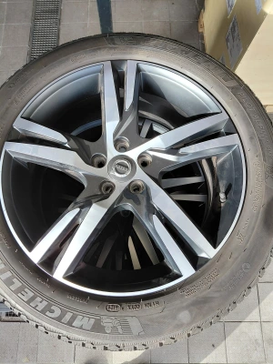 Volvo XC40 19 inch 5-dubbelspaaks Matt Black Diamond Cut velg met Michelin winterband