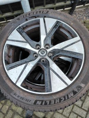 Originele Volvo XC40 19 inch 5-spaaks Black Diamond Cut velg met Michelin CrossClimate 2 allweatherband
