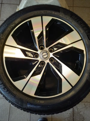 Originele Volvo V60 Cross Country 18 inch 5-spaaks Black Diamond Cut velg met Michelin winterband