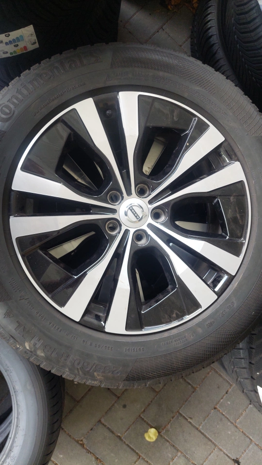 Originele Volvo XC60 18 inch 5-dubbelspaaks Black Diamond Cut velg met Continental winterband