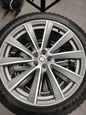 Originele Volvo XC90 21 inch 10-spaaks Turbine Tinted Silver Diamond Cut velg met Goodyear winterband