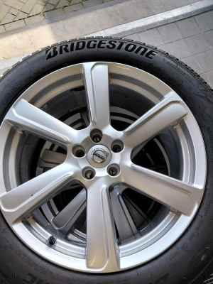 Originele Volvo XC90 19 inch 6-spaaks Turbine Silver velg met winterband