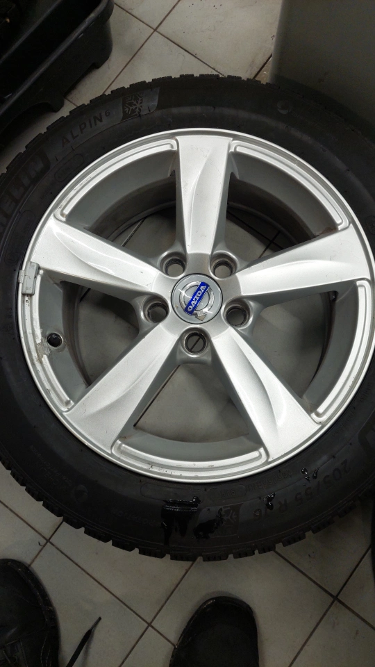 Volvo Matres winterwielen 16 inch met Michelin winterbanden voor C30 S40 V50 en V40