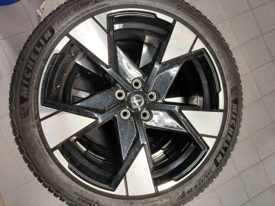 Originele Volvo EX30 20 inch 5-spaaks Glossy Black Diamond Cut velg met Michelin winterband